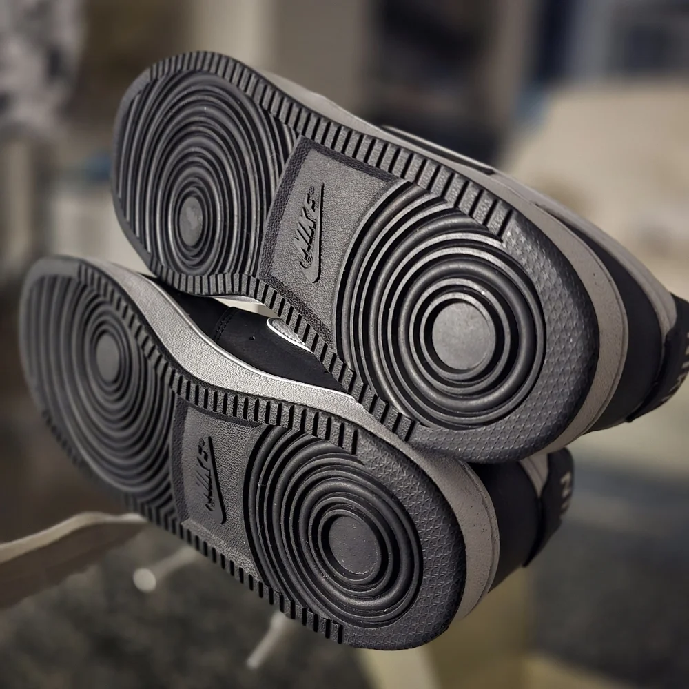 Nike Men's Black and White Sneakers - Picture 7 of 16